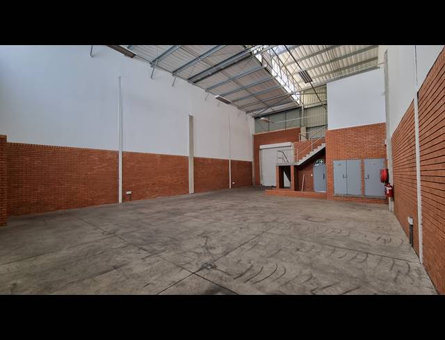 290M² WAREHOUSE TO LET IN LONGLAKE